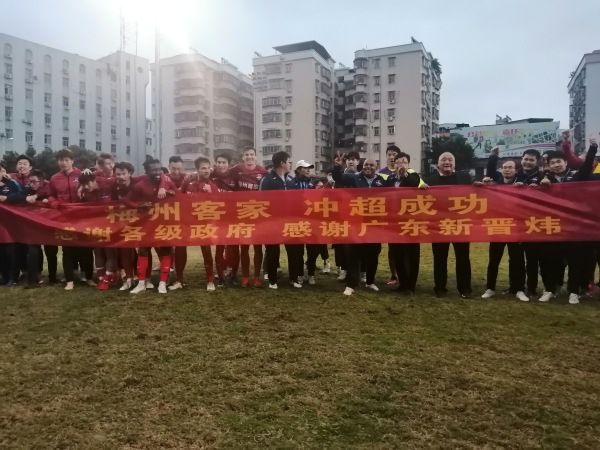 拉特克利夫的英力士集团的报价对曼联的估值更高，但不是全部收购，将给格雷泽家族留下20%的股份。